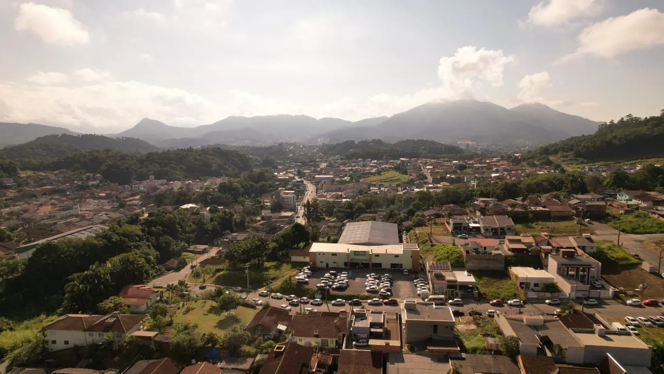Vista aérea da Arena Futmais cercada pelo bairro e pelas montanhas de Jaraguá do Sul